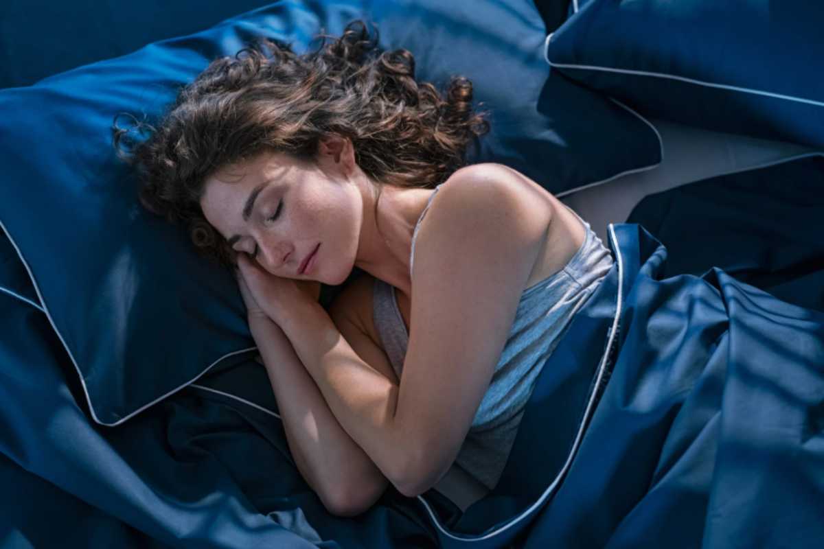 donna dorme e sogna